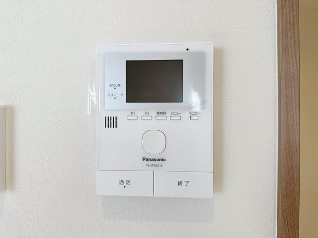 安佐南区東原3丁目 No.5の防犯設備|ドアホン☆
来客があったとき、室内からカメラやマイクを使って相手や用件を確認できます。相手を事前に確認することができ、訪問販売対策や防犯面でも役に立つアイテムです♪