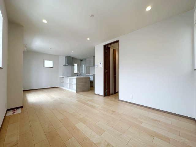 安佐南区東原3丁目 No.5の居間・リビング|16.1帖の広々としたリビング☆
完成済のため365日ご案内可能♪
「今日見たい」にも対応します！