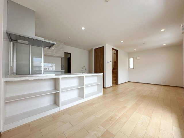 安佐南区東原3丁目 No.5の居間・リビング|16.1帖の広々としたリビング☆
キッチンからはリビング全体を見渡すことができます♪