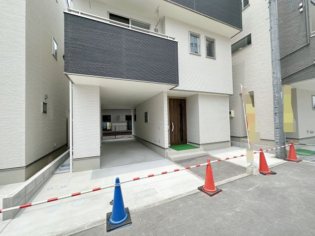 安佐南区東原3丁目 No.5の駐車場|ビルドインガレージ含む2台駐車可能☆
ビルドインガレージは雨の日の乗り降りもしやすく大切な車を守ることができます♪