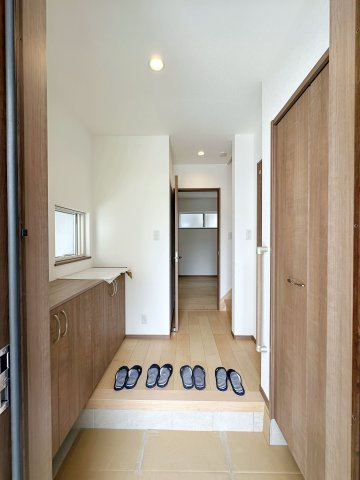 安佐南区東原3丁目 No.5の玄関|玄関ホール☆
シューズボックスは鏡付きで大容量のためたくさん靴も収納できます♪