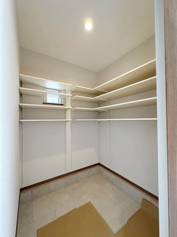 安佐南区東原3丁目 No.5の収納|シューズインクローク☆
可動棚で好きな高さに調整可能！靴だけでなく外で使う用具やお子様のおもちゃなども帰ってきてそのまま収納することができます♪