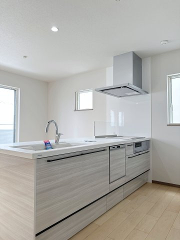 安佐南区東原3丁目 No.5のキッチン|人造大理石天板使用のシステムキッチン☆
人造大理石天板は水垢が付きにくく汚れが落ちやすいのでお手入れも楽ちんです♪