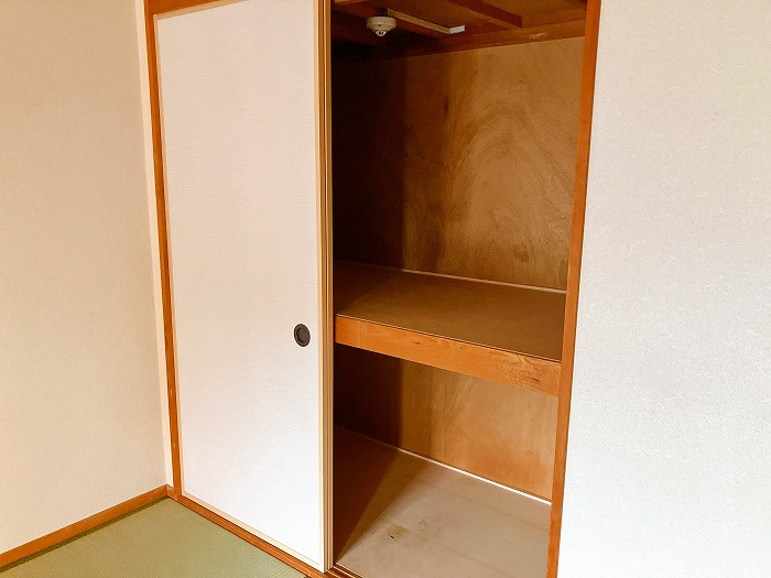 サーパス東島田の収納|和室部分には収納力豊富な押入れがございます。季節ものや、かさばる寝具などの収納にも便利ですね！