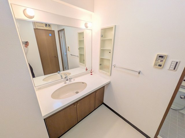 ヒューマンスクエア豊田の独立洗面台|～大型ミラー付きの洗面台　2人並んでの利用が可能です～