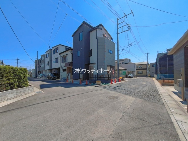 越谷市恩間　新築一戸建ての前面道路含む現地写真