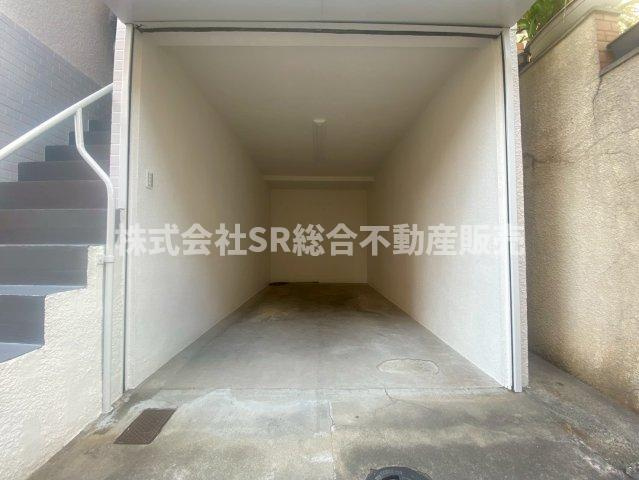 御厨西ノ町1丁目中古戸建の駐車場|お車をお持ちの方には嬉しい駐車場はシャッター付き車庫（車種による）で雨、風をしのげます♪