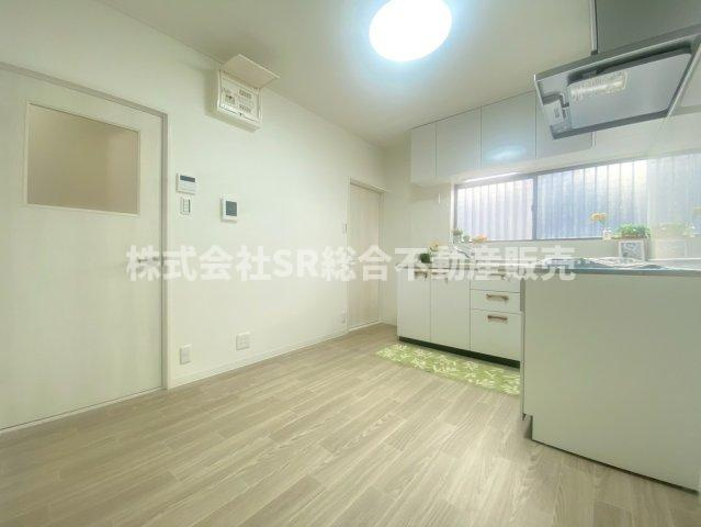 御厨西ノ町1丁目中古戸建のキッチン|使いやすい居間です