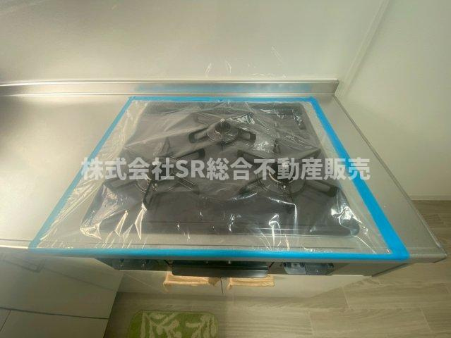 御厨西ノ町1丁目中古戸建のキッチン|3口コンロ、グリル付きです♪