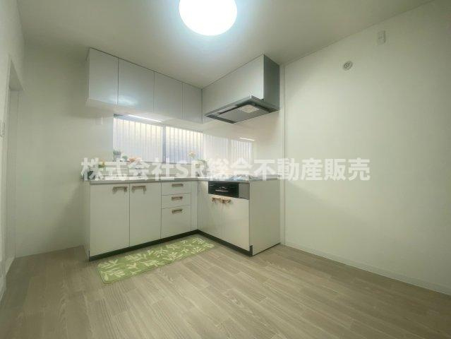 御厨西ノ町1丁目中古戸建のキッチン|ホワイト基調の明るいダイニングキッチンです♪