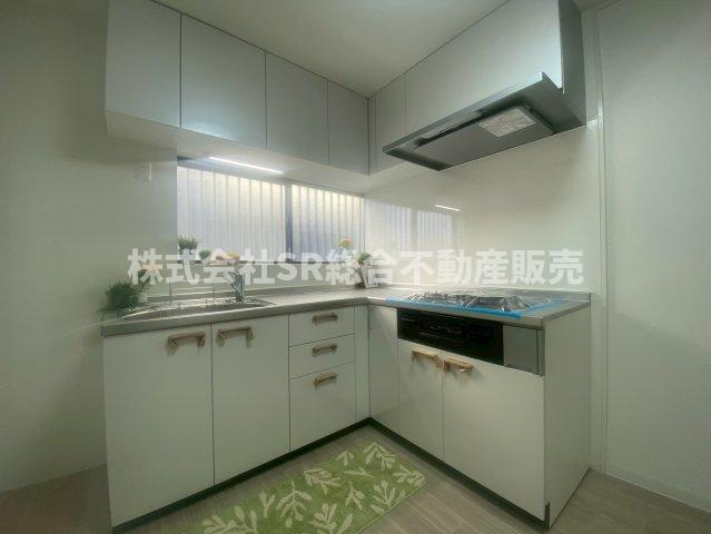 御厨西ノ町1丁目中古戸建のキッチン|キッチンはL字型で使いやすく快適にお料理できます♪