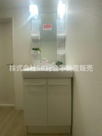 御厨西ノ町1丁目中古戸建の独立洗面台|独立洗面台、小物を置くことができて便利です