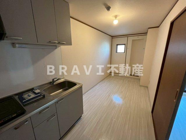 グランド・ソレイユ　BRAVI不動産の居間・リビング|【グランド・ソレイユ】こちらのリビングで趣味の時間をお楽しみください