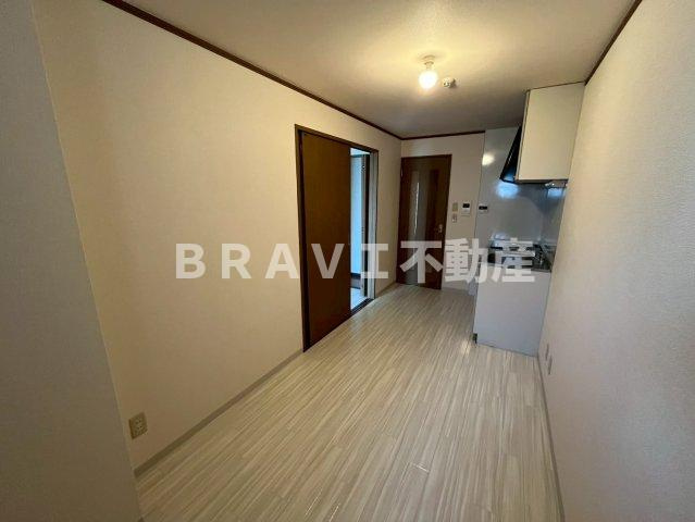 グランド・ソレイユ　BRAVI不動産の居間・リビング|【グランド・ソレイユ】こちらのリビングで趣味の時間をお楽しみください