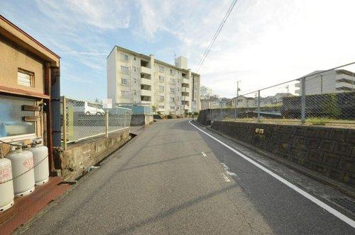 西本浦町の前面道路含む現地写真|前面道路も5.2mあるので駐車も楽です☆