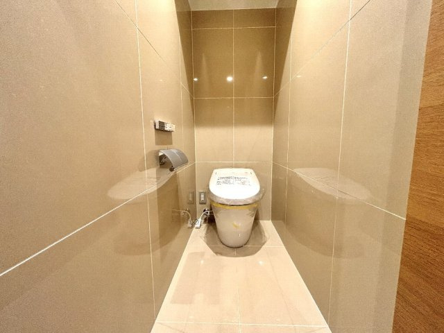 世田谷区上馬３丁目　中古一戸建　東急田園都市線　駒沢大学のトイレ|2階トイレは開放的な配置となっております。
各階のトイレを新規交換済みです。