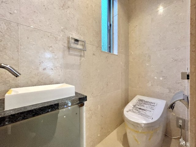 世田谷区上馬３丁目　中古一戸建　東急田園都市線　駒沢大学のトイレ|1Fトイレは独立水栓を設けております。
各階のトイレを新規交換済みです。