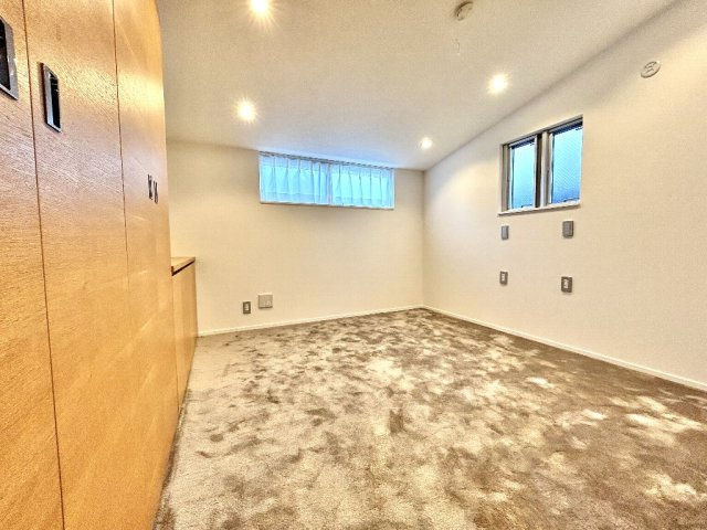 世田谷区上馬３丁目　中古一戸建　東急田園都市線　駒沢大学の洋室|2F約7.4帖洋室でございます。
カーペット新規張替済です。