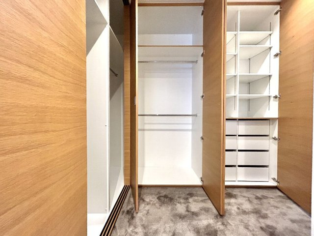 世田谷区上馬３丁目　中古一戸建　東急田園都市線　駒沢大学の収納|7.4帖洋室アプローチに配置された約3.5帖WICスペースでございます。
たくさんの衣装類を収納していただけます。