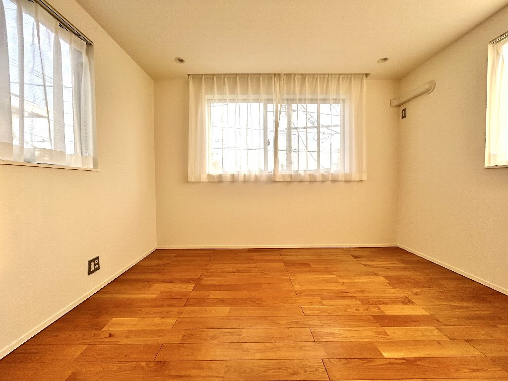 世田谷区上馬３丁目　中古一戸建　東急田園都市線　駒沢大学の洋室|2F約6.5帖洋室は3面採光となっております。
室内クローゼットもございます。