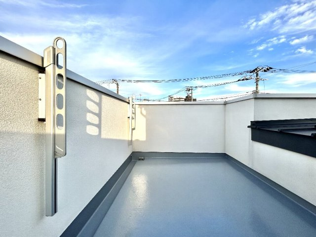 世田谷区上馬３丁目　中古一戸建　東急田園都市線　駒沢大学のバルコニー|大きな空が広がるルーフバルコニーでございます。