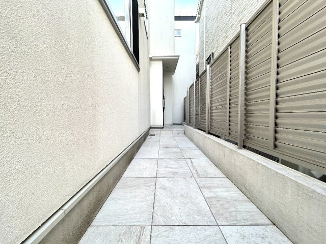 世田谷区上馬３丁目　中古一戸建　東急田園都市線　駒沢大学の玄関|玄関アプローチ部分でございます。
駐輪スペースとしてもご活用頂けます。