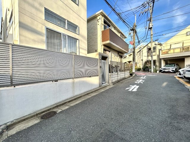 世田谷区上馬３丁目　中古一戸建　東急田園都市線　駒沢大学の前面道路含む現地写真|交通量の少ない前面道路は幅員約4.2ｍ区道でございます。