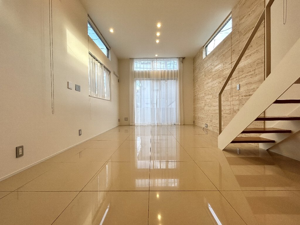 世田谷区上馬３丁目　中古一戸建　東急田園都市線　駒沢大学の居間・リビング|天井高約3.1ｍにより開放的な空間となっております。