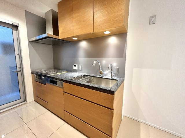 世田谷区上馬３丁目　中古一戸建　東急田園都市線　駒沢大学のキッチン|ビルトイン食洗器、キッチン床暖房も備えた利便性も高いキッチンでございます。