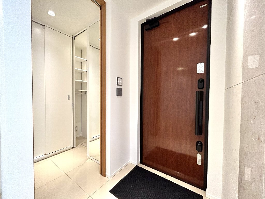 世田谷区上馬３丁目　中古一戸建　東急田園都市線　駒沢大学の玄関|大型SIC付の玄関スペースでございます。