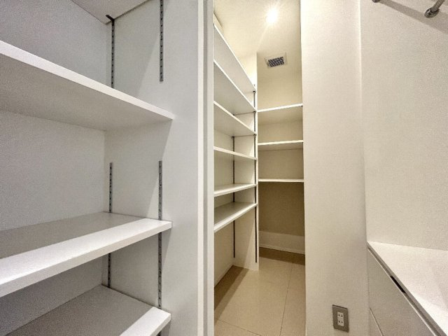 世田谷区上馬３丁目　中古一戸建　東急田園都市線　駒沢大学の収納|玄関SIC内部を撮影。
シューズインにてたくさんの荷物を収納して頂けます。