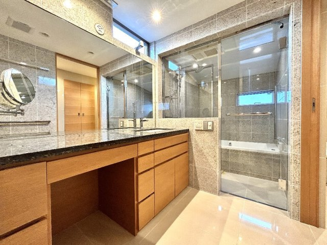 世田谷区上馬３丁目　中古一戸建　東急田園都市線　駒沢大学の独立洗面台|雰囲気のあるガラス張り浴室と隣接する洗面スペースとなっております。