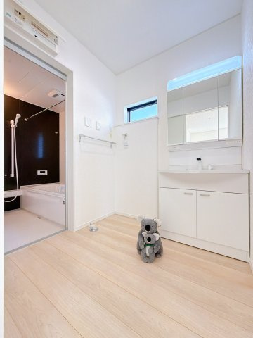 【独立洗面台】 | 前橋市関根町　新築住宅 | 忙しい朝でも収納豊富な洗面台で効率良く身支度ができます。大きな鏡で身だしなみチェックも楽ちん。たっぷりの収納スペースで水回りを清潔にきれいに保てます。