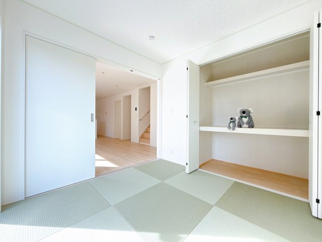 【和室】 | 前橋市関根町　新築住宅 | リビングに隣接する和室は柔らかな畳で音も響きにくく衝撃を吸収。キッチンから見守れるキッズスペースとしても使用可能です。