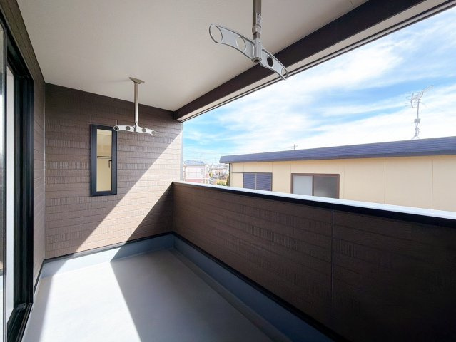 【バルコニー】 | 前橋市関根町　新築住宅 | 日当たりの良いバルコニーで毎日の暮らしに明るさとゆとりを。洗濯物もよく乾き、季節の移ろいを感じながら過ごせます。