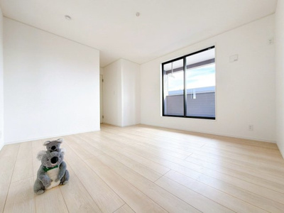 【洋室】 | 前橋市関根町　新築住宅 | 窓からそそがれる暖かみのある明るい空間。広々としたプライベート空間で自分の時間を楽しめます。フローリング仕様で普段のお掃除も楽々です。
