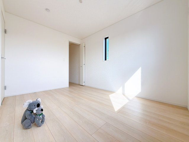 【洋室】 | 前橋市関根町　新築住宅 | さまざまにカスタマイズしていただけるシンプルなデザインの内装。ご自身で素敵な空間を創り上げられます。