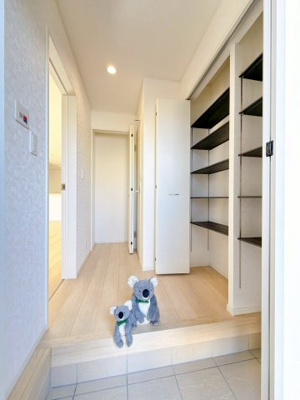 【玄関】 | 前橋市関根町　新築住宅 | 高さ調整できる可動棚完備。靴以外にも傘やコートを収納する事ができ、玄関をきれいにお使いいただけます。