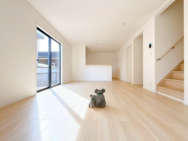 【居間・リビング】 | 前橋市関根町　新築住宅 | ≪LDK≫
リビング・ダイニングは白を基調としたシンプルな空間。
雑貨やこだわりの家具など、レイアウトも自由に楽しめます！