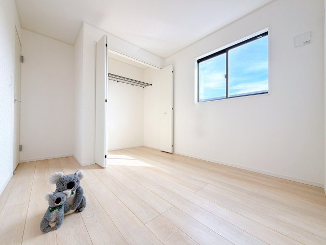 【洋室】 | 前橋市関根町　新築住宅 | 広さはお子様の勉強部屋にも適した広さ！
勉強机や本棚などの家具を置いてもフリースペースも確保することができます。