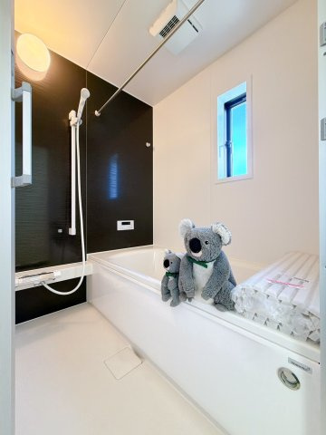 【浴室】 | 前橋市関根町　新築住宅 | ほどよい優しいライトに包まれたバスルーム。香りの良いバスソルトに身をまかせ、浴槽でゆっくりと深呼吸。一日の疲れが癒されます。
