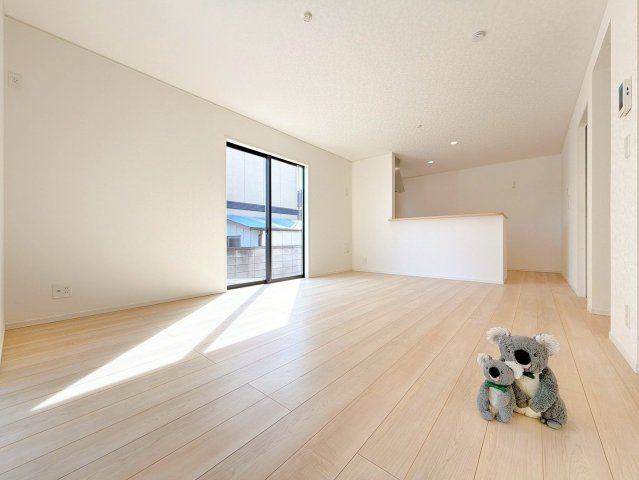 【居間・リビング】 | 前橋市関根町　新築住宅 | 窓から差し込む陽光がリビングでくつろぐ家族を暖かく包み込みます。光溢れる空間で子育てする喜び。生活の中心となるLDKで贅沢な時間を家族とお過ごしください。