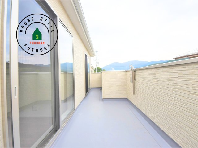 福岡市西区小戸3丁目第1-3棟（1号棟）　の外観：施工例|風をしっかりと感じられるバルコニーでは、毎日が洗濯日和です。広々としているので洗濯も楽しくなるでしょうし、気分転換にバルコニーからの眺めを楽しむのもいいでしょう。