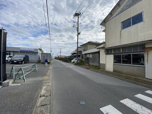 山武市本須賀3829-38中古戸建の前面道路含む現地写真