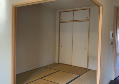 【洋室】 | ミオカステーロ町田 | 洋室のメリットは重い家具が置きやすく、身の回りが整理しやすいことです。 床がフローリングのため畳とは異なり凹みにくいです。 クローゼットなど収納が豊富で、普段使わない旅行カバンや服の整頓も簡単にです。