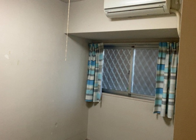 【寝室】 | ミオカステーロ町田 | 寝室でゆっくりと過ごすためにはベッド周りの適度な空間を担保することや窓の位置、照明の明るさ、寝室の広さなどを考える必要があります。自身や家族の構成とライフスタイルに併せて寝室にする部屋を選びましょう！