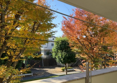 【展望】 | ミオカステーロ町田 | 眺望の良さを楽しめるダイニングキッチンで家族団らんの時間を過ごしてはいかがでしょうか。バルコニーから見える景色を家族で眺める時間は、時間が経つのを忘れてしまいそうですね。是非、現地を見に行きましょう！