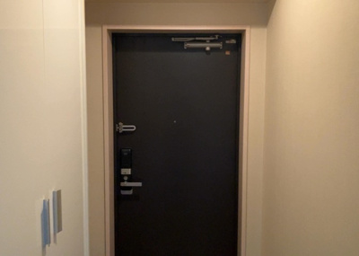 【玄関】 | ミオカステーロ町田 | 玄関は家の顔でもあり、家族以外の目にも止まる場所です。玄関は外との間を仕切る扉、靴などをしまっておく収納スペース、靴脱ぎのたたきスペース、来客とのやり取りをするドアホンなど複数のアイテムからなります。