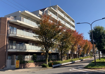 【外観】 | ミオカステーロ町田 | 外観はマンション管理がされているかの目安になります。築年数が古いと、壁面は劣化してひび割れが生じることも！建物が古びていても細かいところが修繕されていると、きちんと管理されているなぁと感じるでしょう。