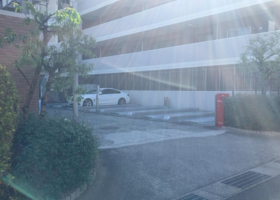 【駐車場】 | ミオカステーロ町田 | 車一台あたりに必要なスペースは、標準サイズの普通自動車で横幅2m50cm、長さ5mは必要になります。ただし、乗降のことも考慮して横幅3m30cm、長さ5m50cmほどは確保できるところを選びましょう。